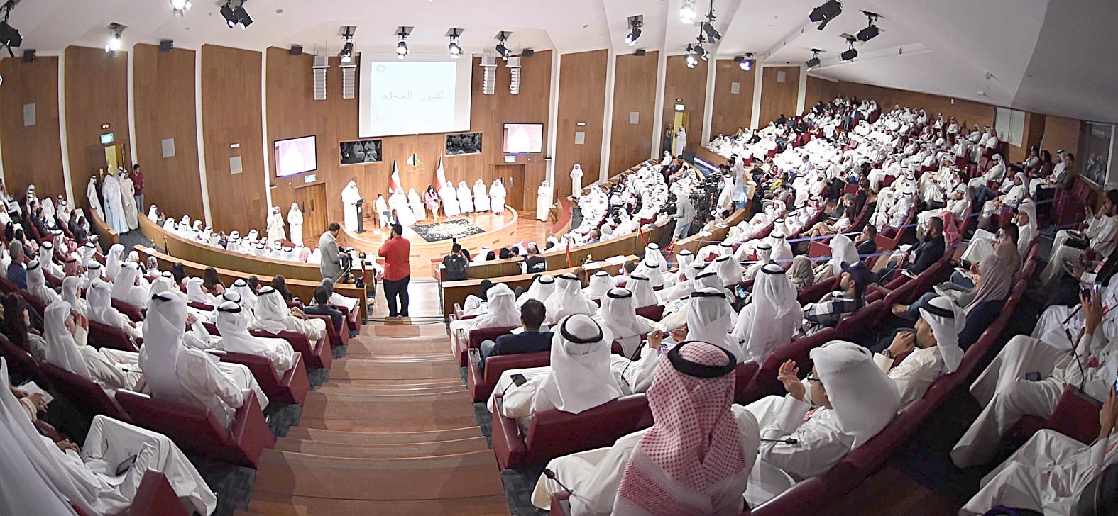 u0645u0633u0631u062d u0645u062cu0644u0633 u0627u0644u0623u0645u0629 u0627u0645u062au0644u0623 u0628u0627u0644u0645u0628u0627u062fu0631u064au0646 u0641u064a u0627u0644u062du0644u0642u0629 u0627u0644u0646u0642u0627u0634u064au0629 u0645u0639 u0627u0644u062du0643u0648u0645u0629 (u062au0635u0648u064au0631 u062cu0627u0633u0645 u0628u0627u0631u0648u0646)