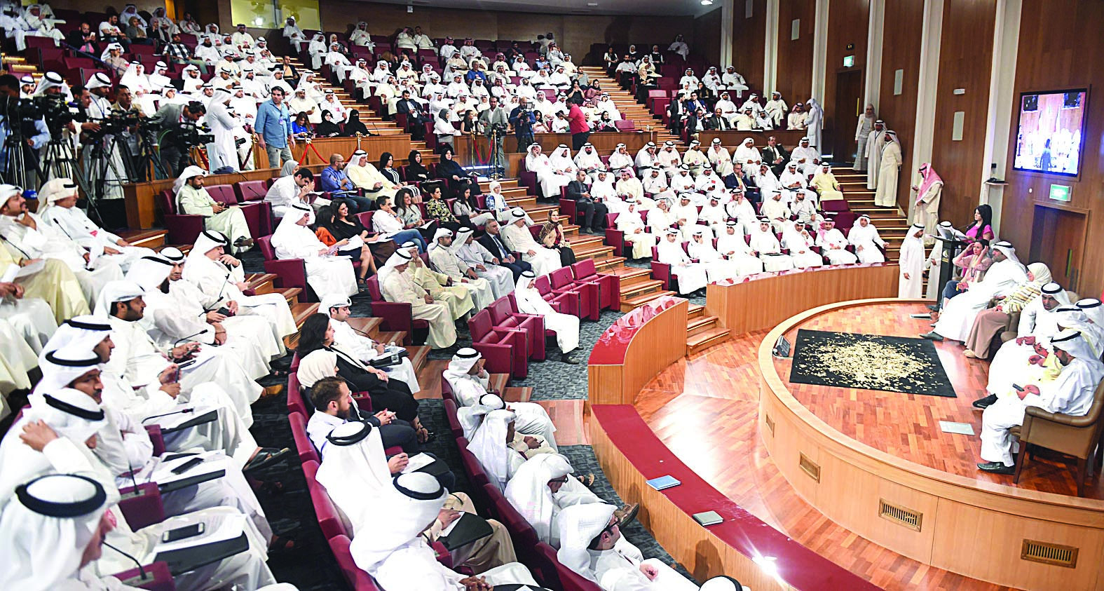 جانب من الحلقة النقاشية التي عقدت في مسرح مجلس الأمة مساء أمس تحت عنوان «لتدور العجلة» تحت رعاية رئيس مجلس الأمة مرزوق الغانم وبحضور عدد من الوزراء لمناقشة مشاكل وحلول المبادرين  (تصوير جاسم بارون)