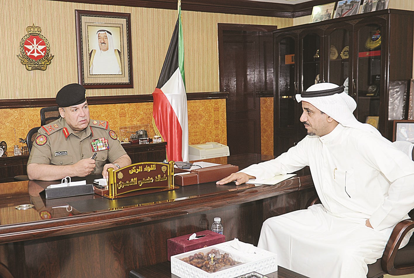 اللواء الشمري متحدثا إلى الزميل منصور الشمري