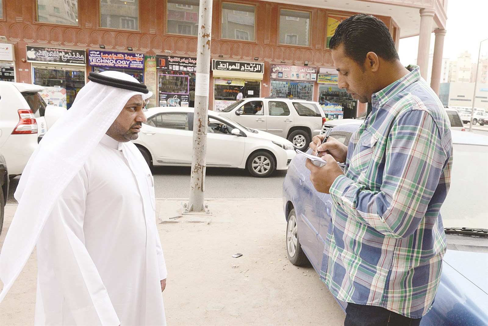 الصواغ متحدثاً للزميل علي العلاس أثناء الجولة (تصوير زكريا عطية)