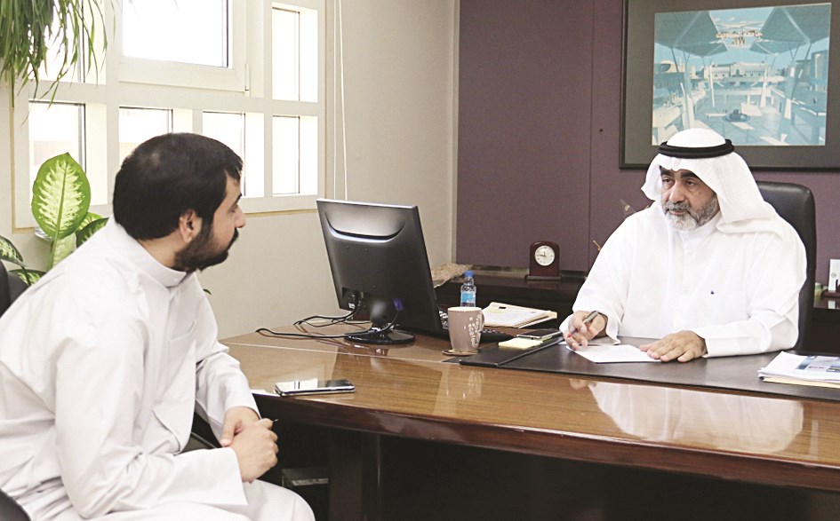 نائب مدير الجامعة للتخطيط متحدثاً للزميل علي الفضلي (تصوير بسام زيدان)