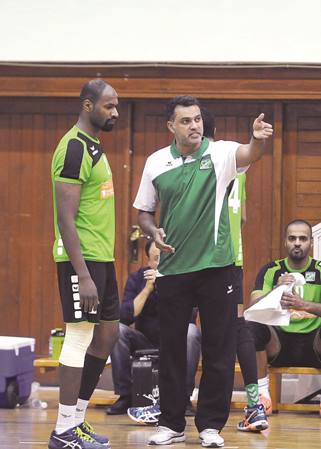 u0633u0644u0637u0627u0646 u0623u062du0645u062f u0645u0639 u0627u0644u0645u062fu0631u0628 u0623u062du0645u062f u0639u0628u062fu0627u0644u0631u0632u0627u0642