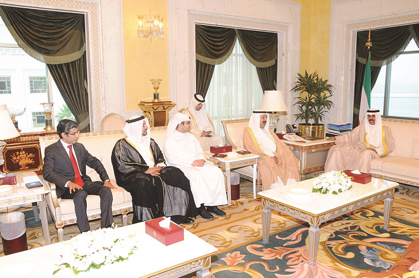 سموه مستقبلاً ناصر الصباح وأعضاء المجلس الاعلى للتخطيط