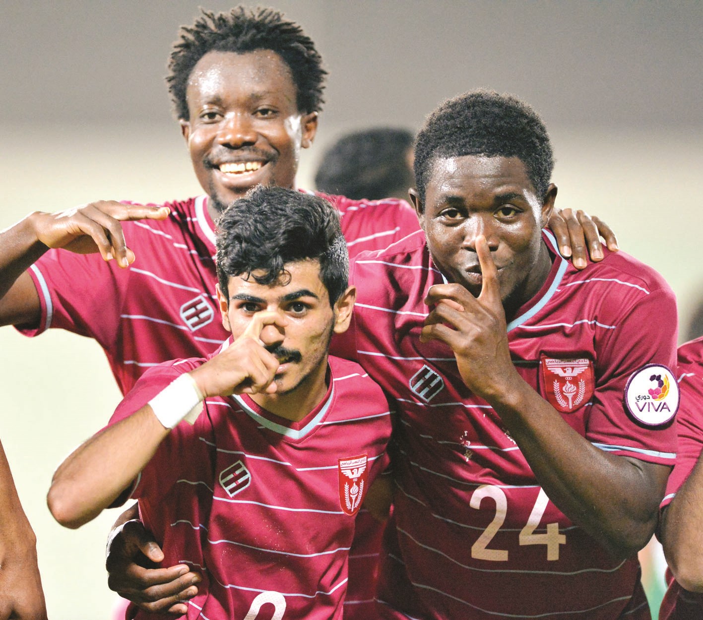 لاعبو النصر محتفلون بالفوز الكبير على العربي أمس       (الأزرق دوت كوم)