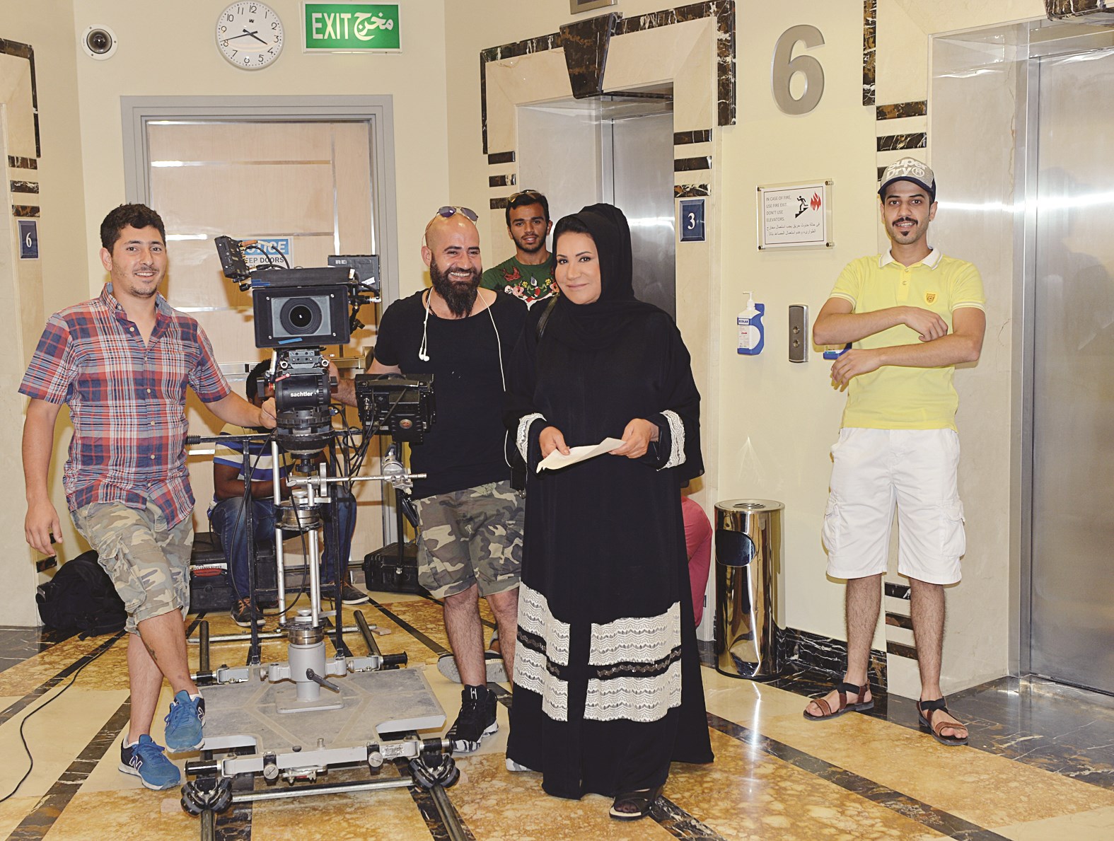 سندريلا الشاشة الخليجية تبتسم لـ «الراي» وتستعد لمشهد أمام الكاميرا (تصوير نايف عقلة)