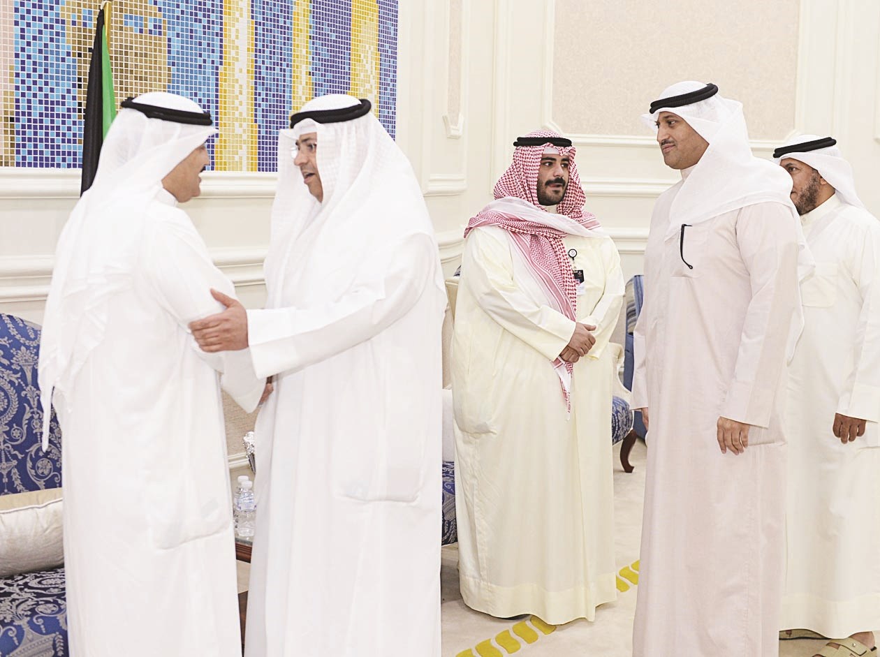 ... ويتلقى التهاني    (تصوير زكريا عطية)