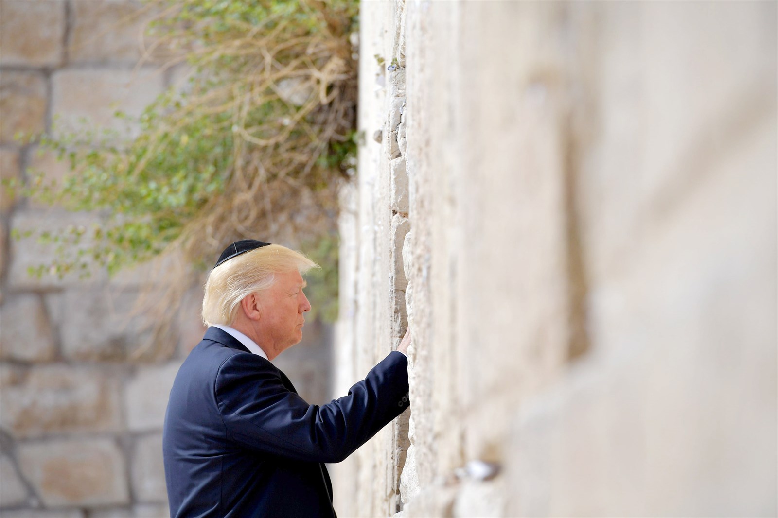 u062au0631u0627u0645u0628 u0623u0645u0627u0645 u062du0627u0626u0637 u0627u0644u0645u0628u0643u0649 u0641u064a u0627u0644u0642u062fu0633 u0627u0644u0642u062fu064au0645u0629     (u0627 u0641 u0628)