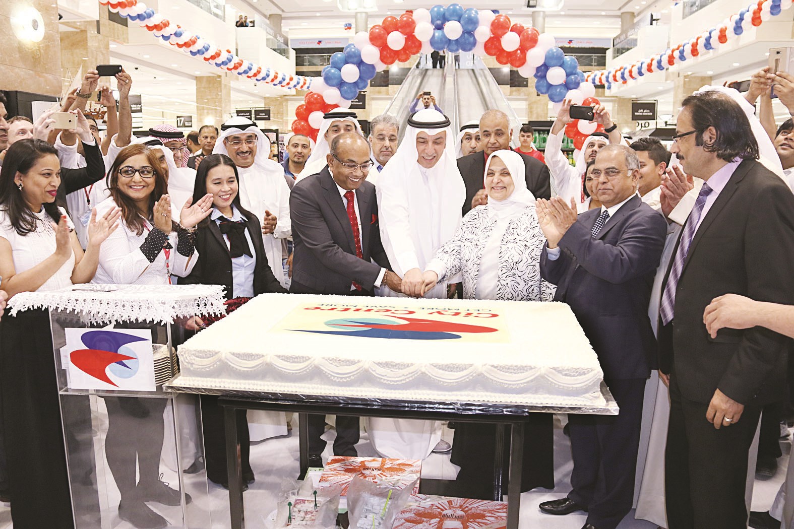 الصبيح وعادل الغانم يقطعان قالب الحلوى (تصوير أسعد عبدالله)