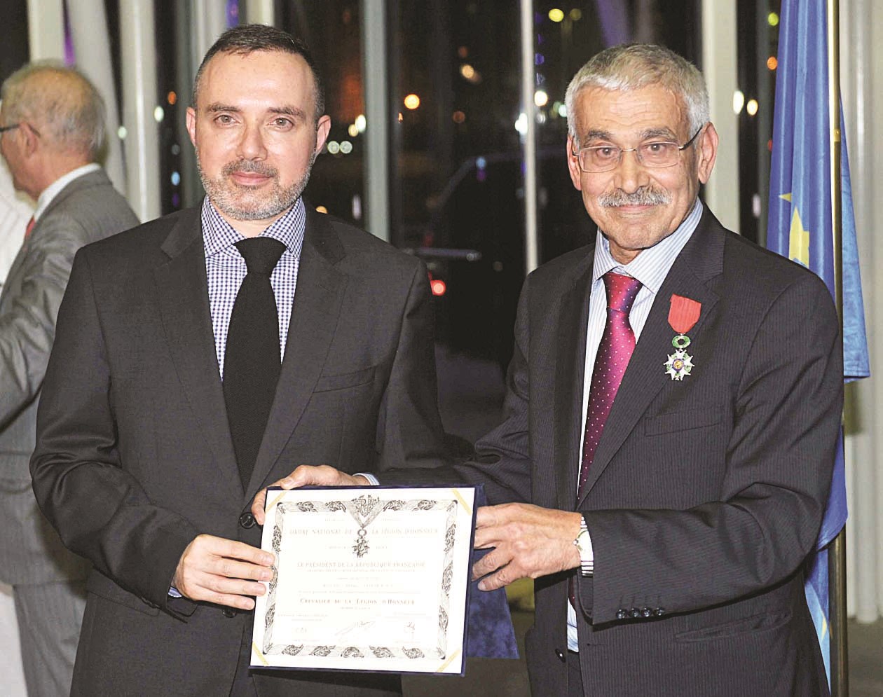 شهاب الدين متسلماً الوسام من السفير الفرنسي