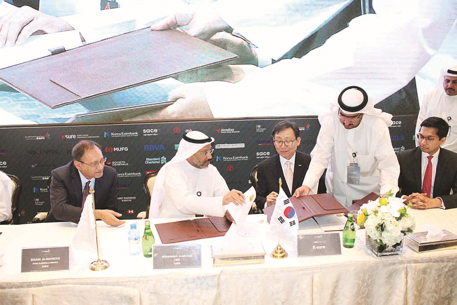 جانب من توقيع العقود (تصوير طارق عزالدين)