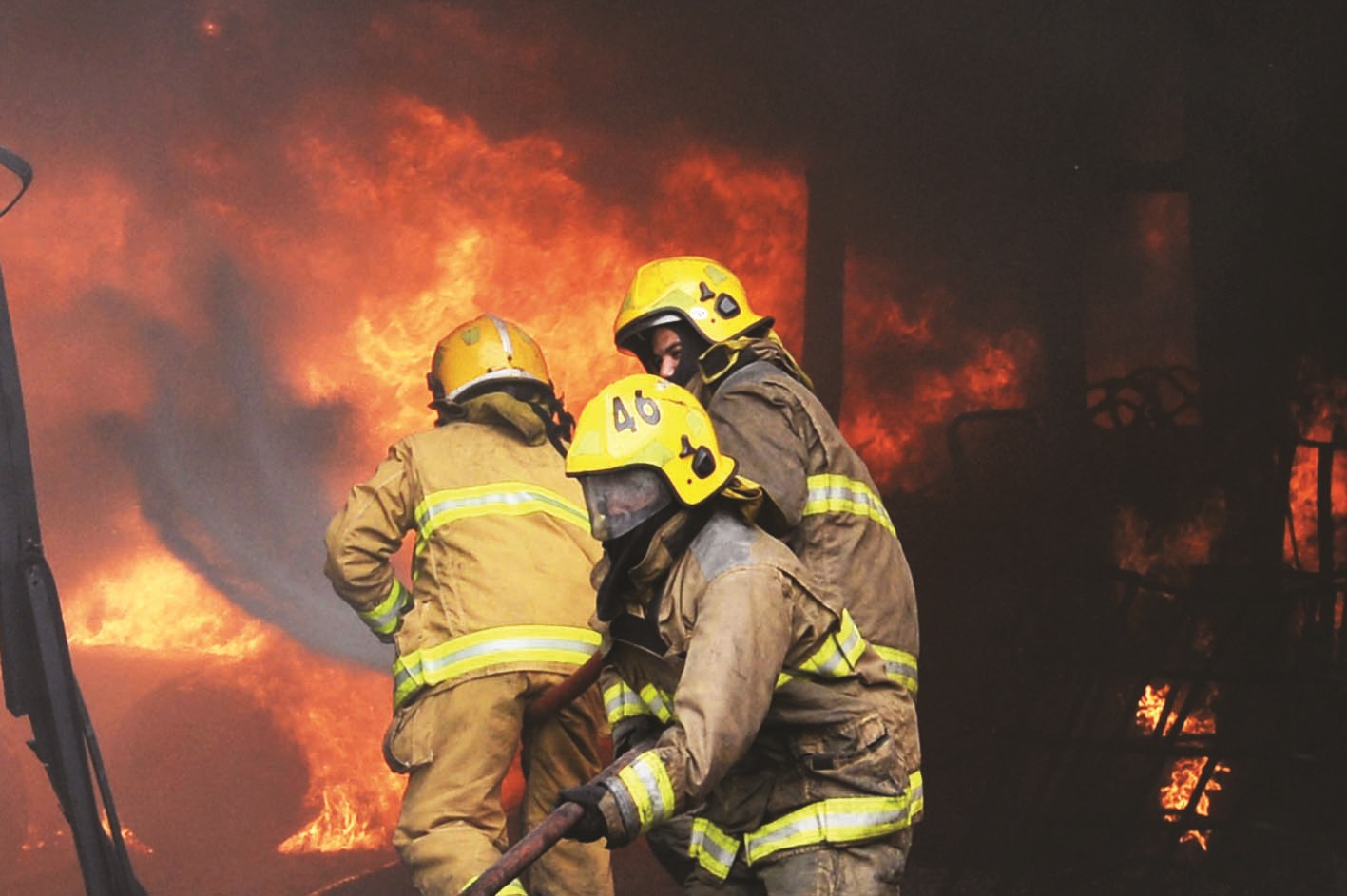 ... وإطفائيون يقاومون الحريق    (تصوير زكريا عطية)