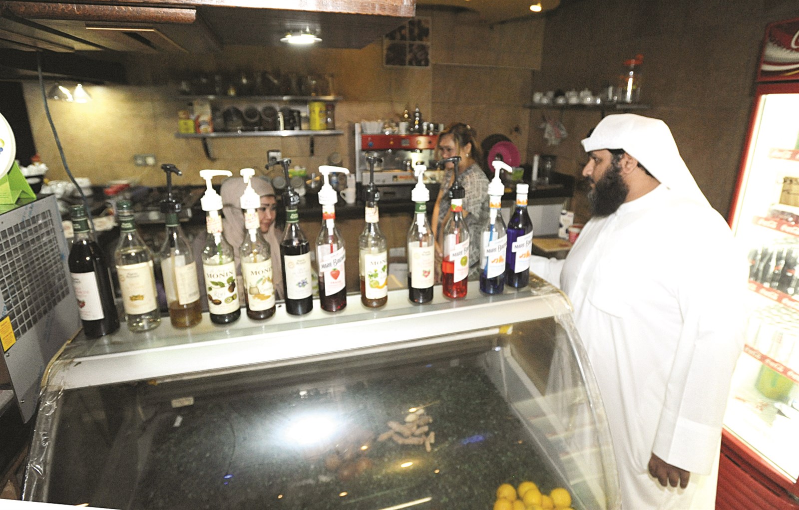 مفتش القوى العاملة يتأكد من إثبات عاملة