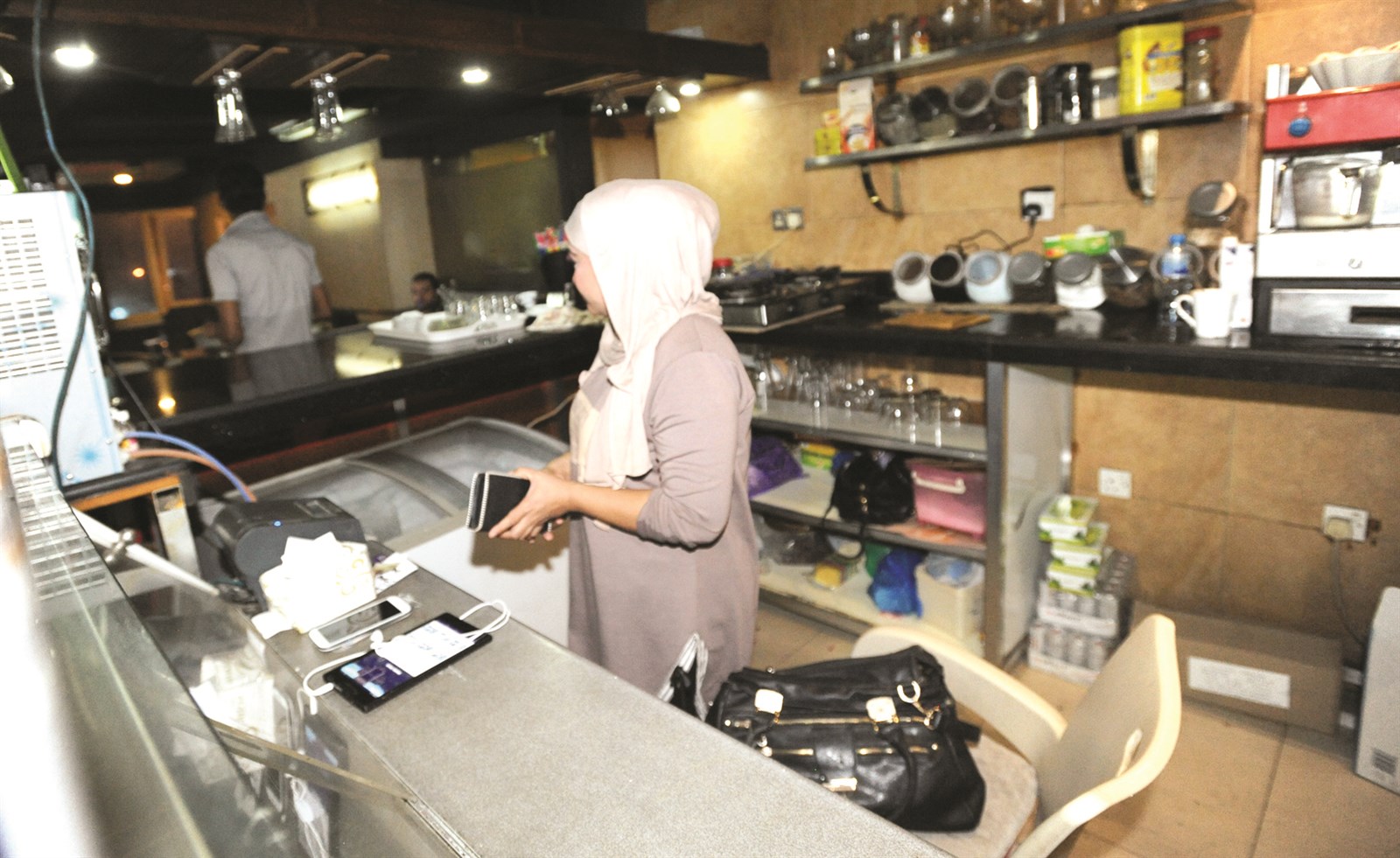 عاملة في مقهى الرجال