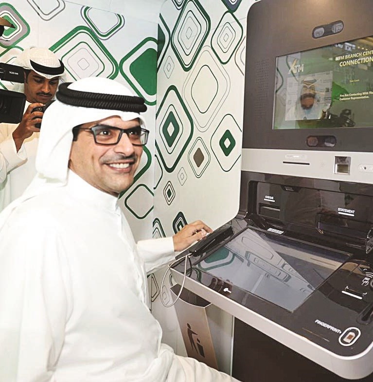 مازن الناهض مجرّباً الجهاز