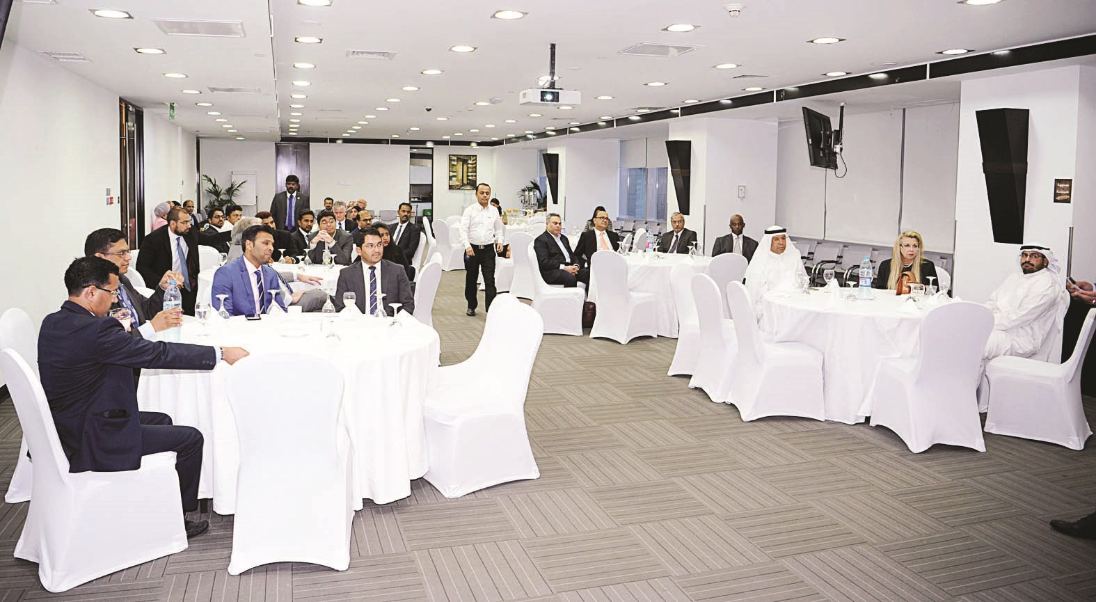 u062cu0627u0646u0628 u0645u0646 u0627u0644u0646u062fu0648u0629      (u062au0635u0648u064au0631 u0637u0627u0631u0642 u0639u0632u0627u0644u062fu064au0646)