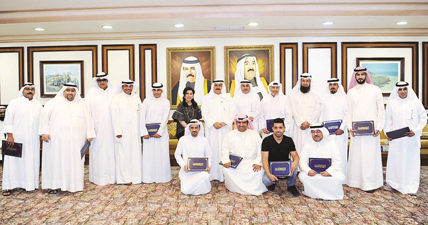 محافظ العاصمة متوسطاً المكرمين  (تصوير طارق عز الدين)