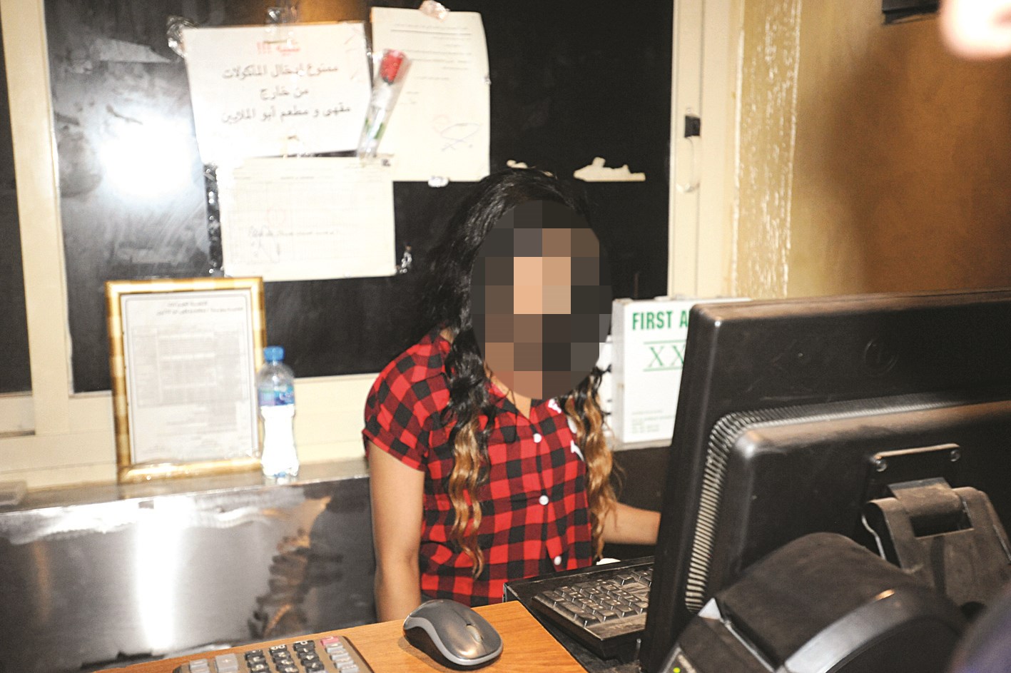 عاملة تخدم على الرجال