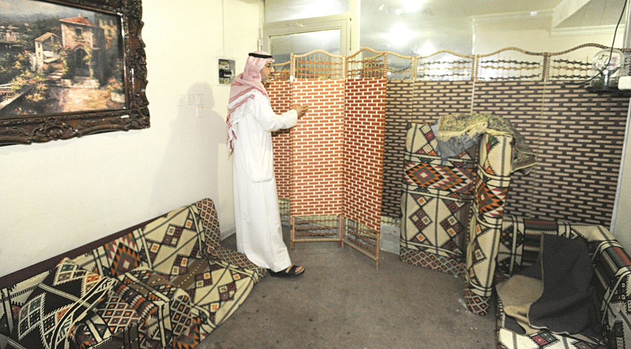 عضو في اللجنة يعاين غرفة مغلقة في المقهى