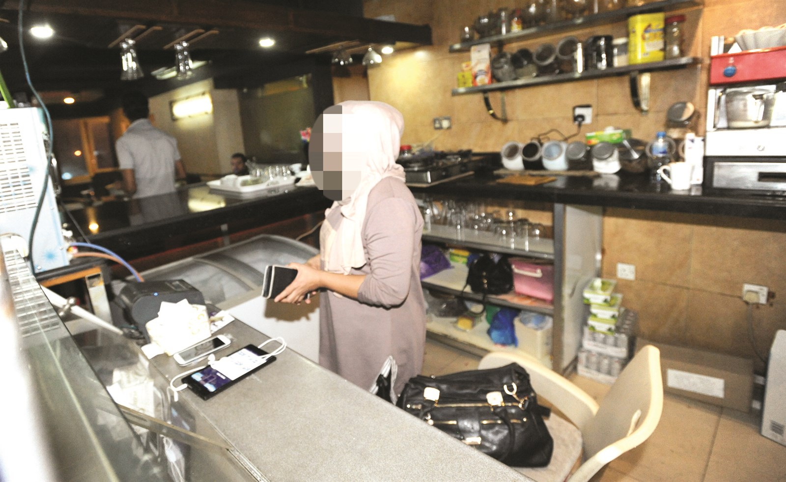 عاملة في مقهى الرجال