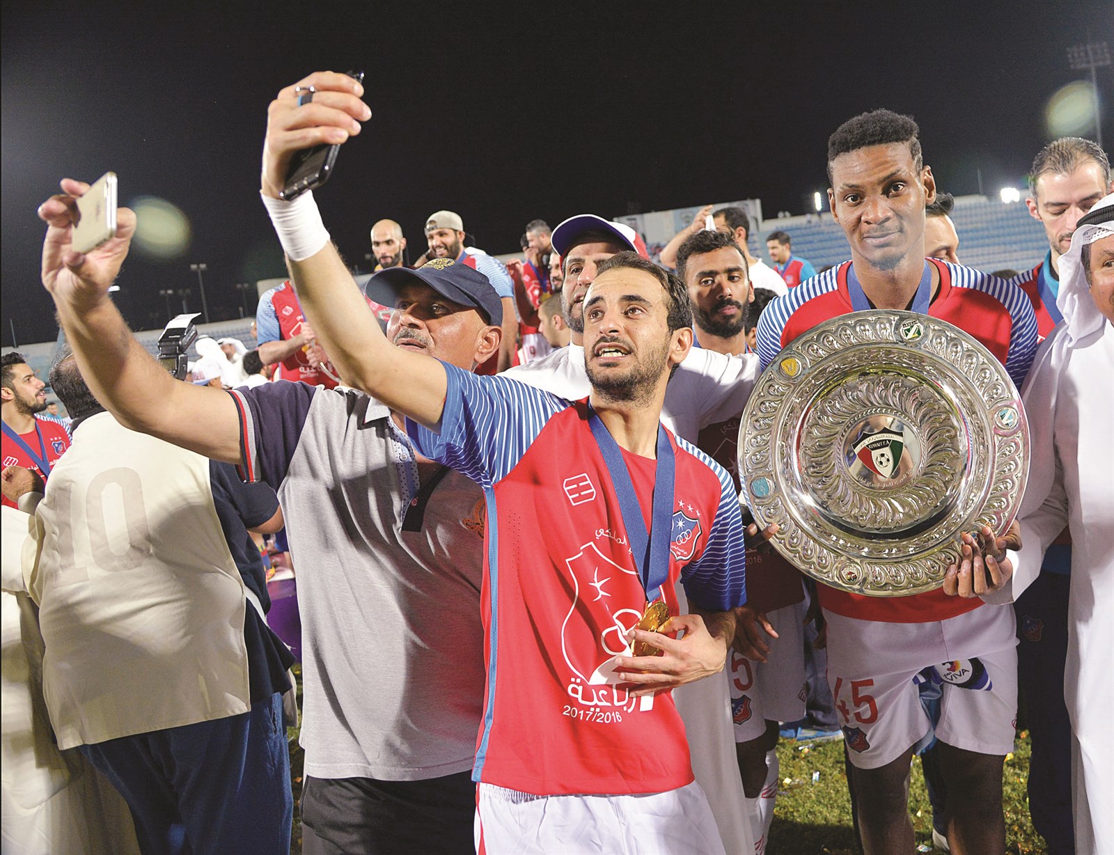 u0644u0627u0639u0628 u00abu0627u0644u0643u0648u064au062au00bb u0639u0628u062fu0627u0644u0644u0647 u0627u0644u0628u0631u064au0643u064a u064au0644u062au0642u0637 u00abu0633u064au0644u0641u064au00bb u0645u0639 u062fu0631u0639 u0627u0644u062fu0648u0631u064a u0648u0625u0644u0649 u062cu0627u0646u0628u0647 u062cu0645u0639u0629 u0633u0639u064au062f (u0627u0644u0623u0632u0631u0642 u062fu0648u062a u0643u0648u0645)