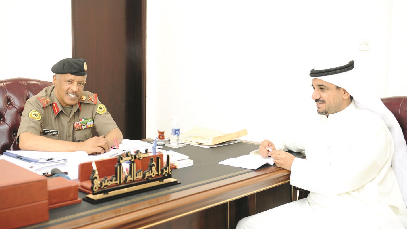 العميري متحدثاً إلى الزميل منصور الشمري