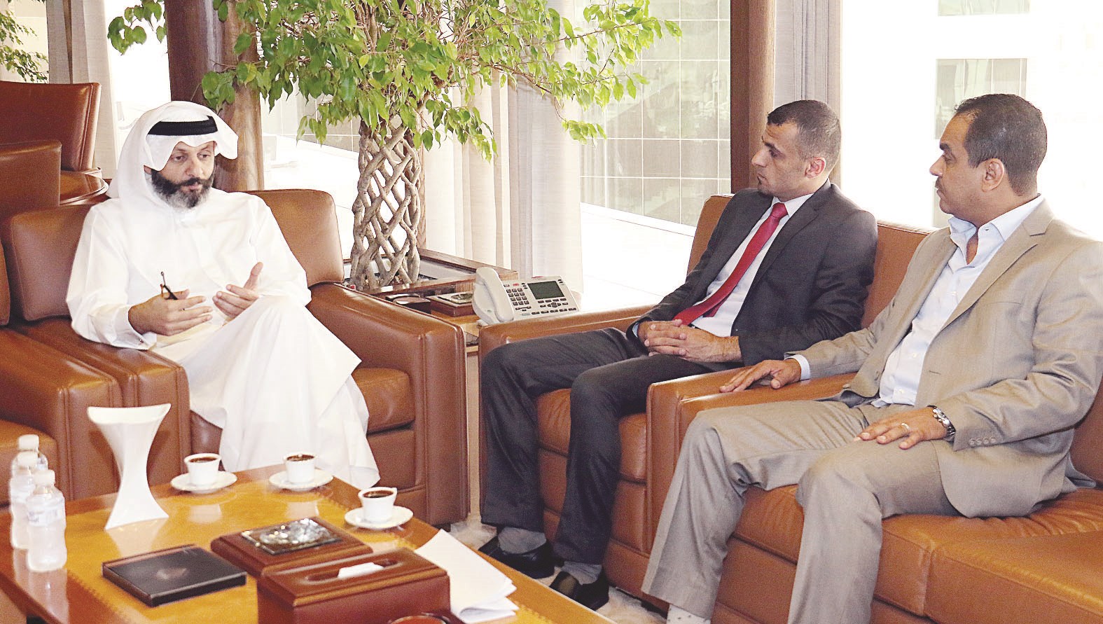 الخالد متحدثاً للزميلين محمد الحايك وعلاء السمان (تصوير بسام زيدان)