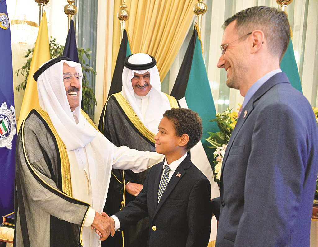 سمو الأمير وأحد الديبلوماسيين ونجله