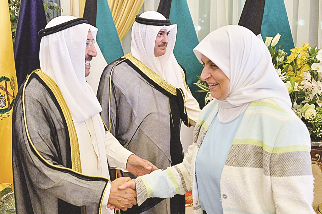 سمو الأمير مصافحاً الصبيح