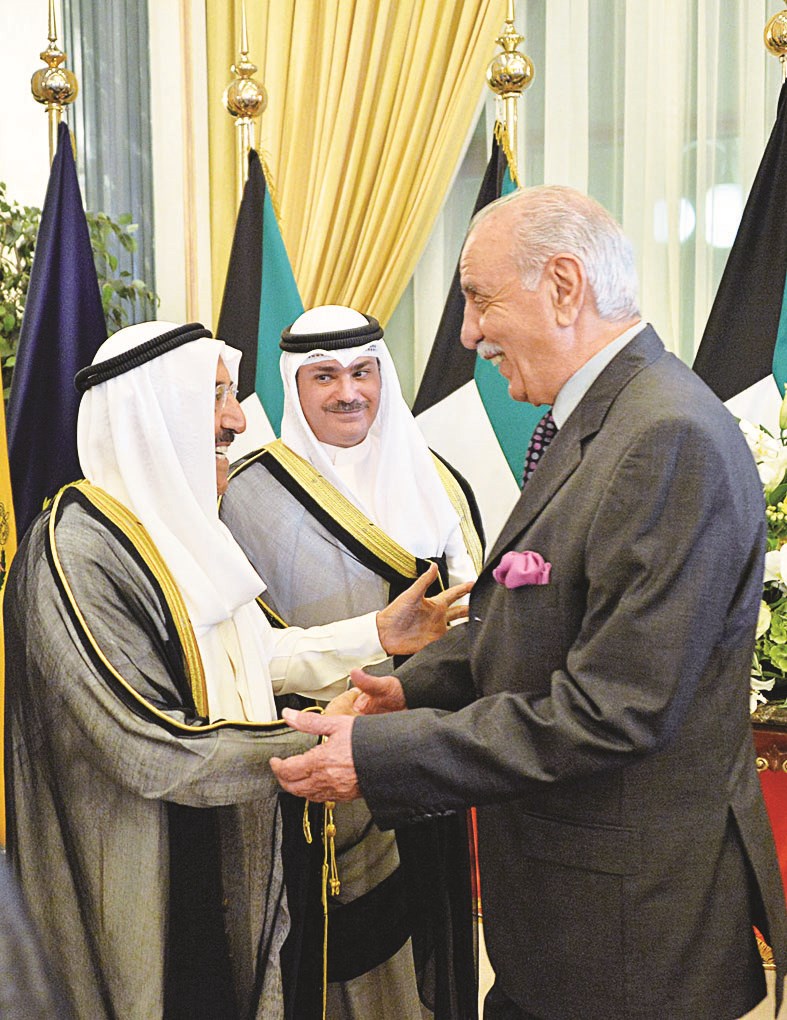 سمو الأمير مصافحا محمد السنعوسي