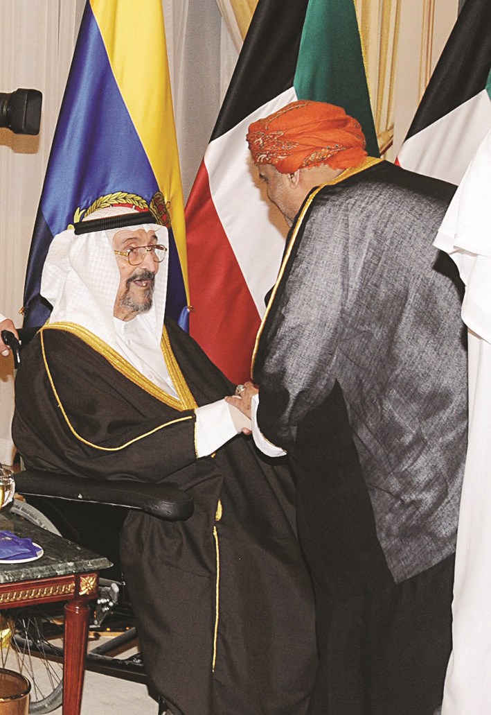 سالم العلي متلقياً تهاني السفير العماني