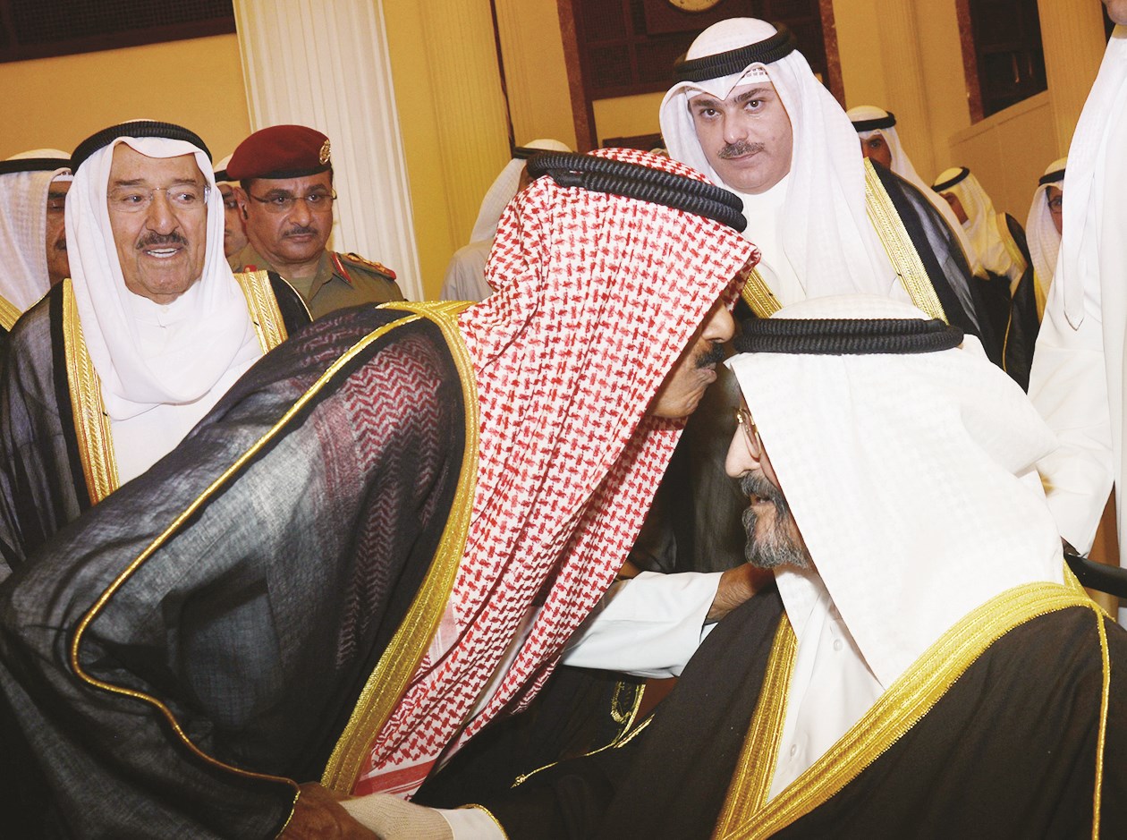 قبلة بحضور الأمير من ولي العهد على رأس سالم العلي