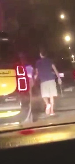 آلة حادة في يد أحد المعتدين