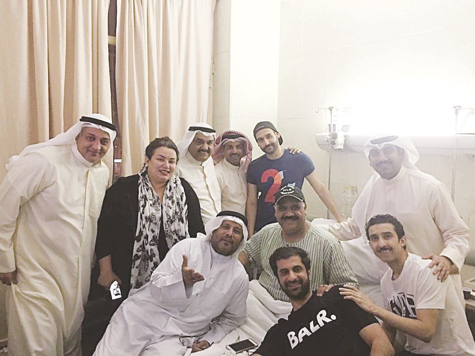 بوحسين محاطاً بزواره