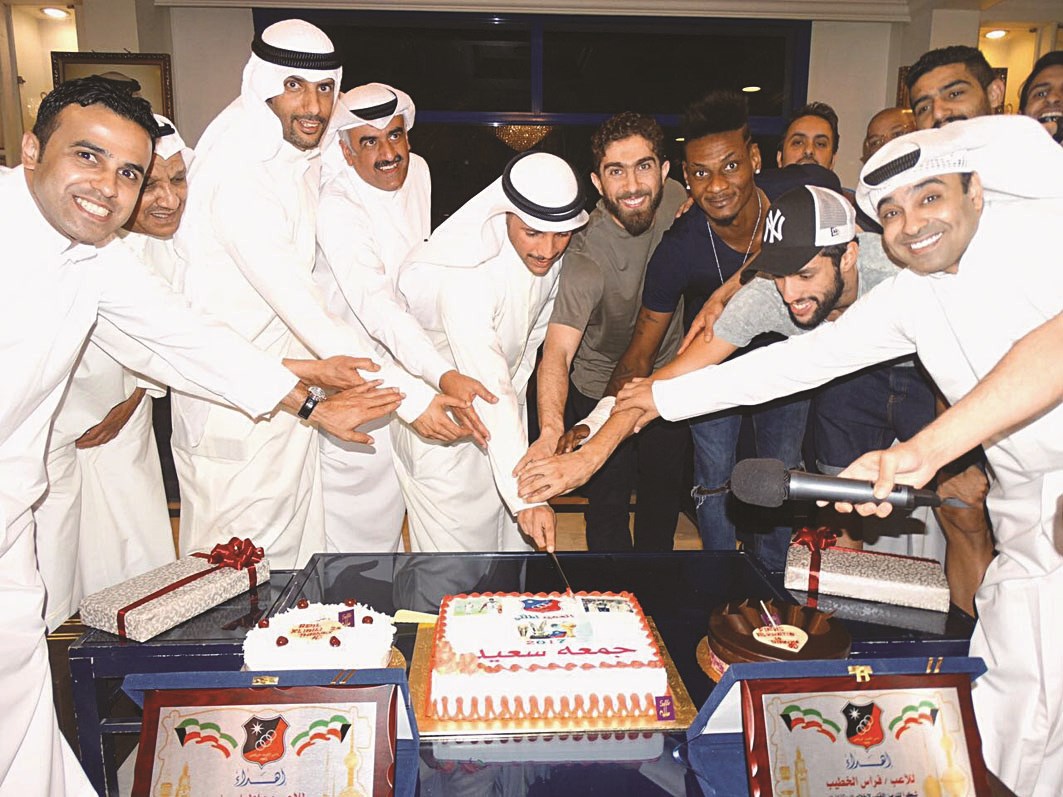 u0645u0631u0632u0648u0642 u0627u0644u063au0627u0646u0645 u0645u0639 u0639u062fu062f u0645u0646 u0631u062cu0627u0644u0627u062a u00abu0627u0644u0643u0648u064au062au00bb u064au0642u0635u0651u0648u0646 u0643u0639u0643u0629 u0627u0644u0627u062du062au0641u0627u0644