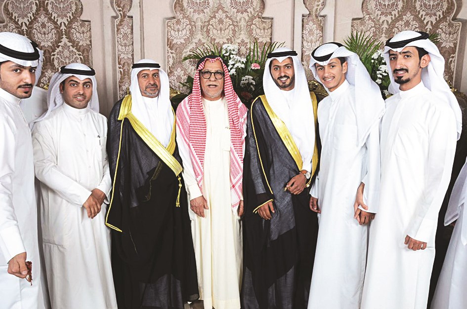 حمدان العازمي مع المعرس وفيصل وعبدالله الدماك وعدد من المهنئين