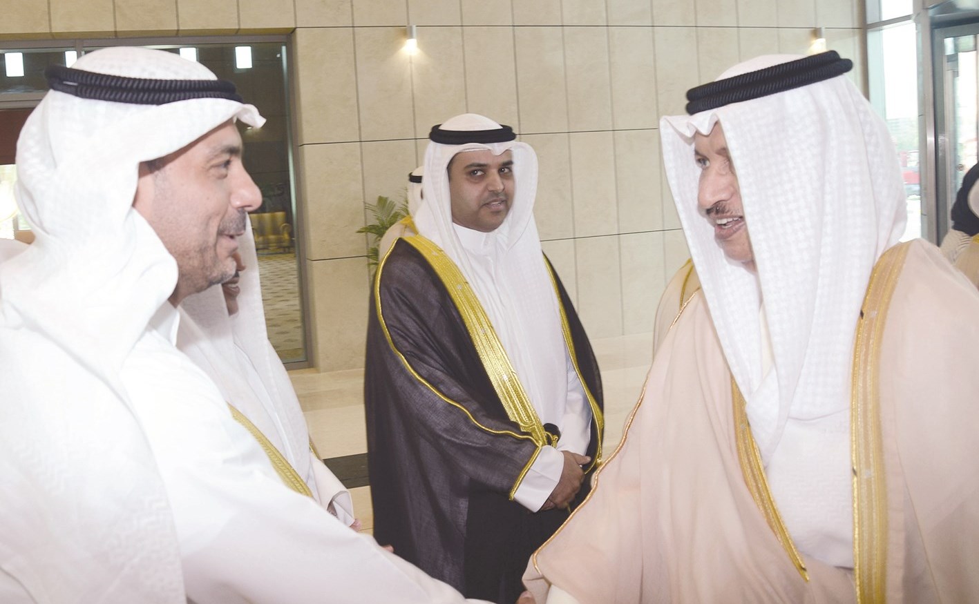 جابر المبارك مصافحاً أحد مستقبليه