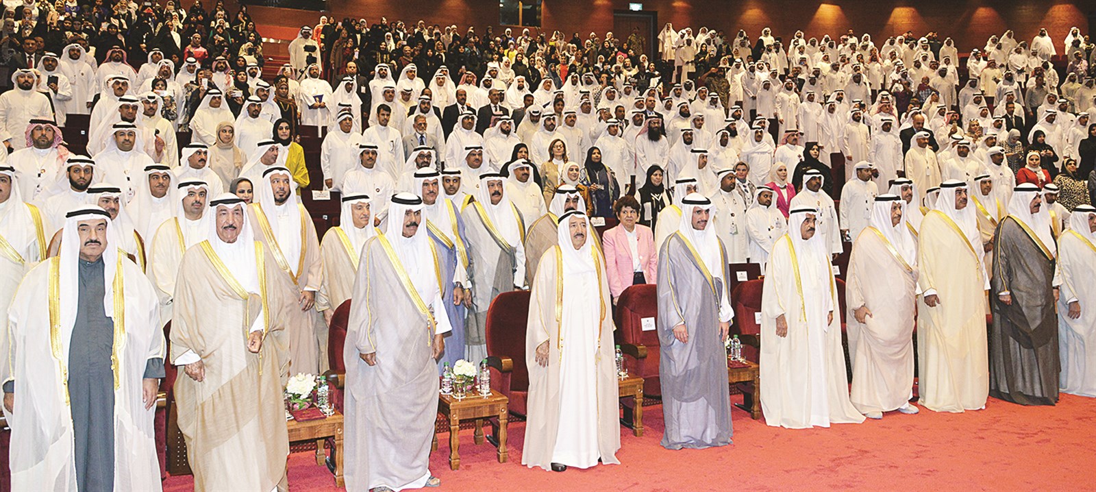 سمو الأمير متوسطاً ولي العهد والغانم وجابر العبدالله وفيصل السعود وناصر المحمد وجابر المبارك وصباح الخالد ومحمد الخالد