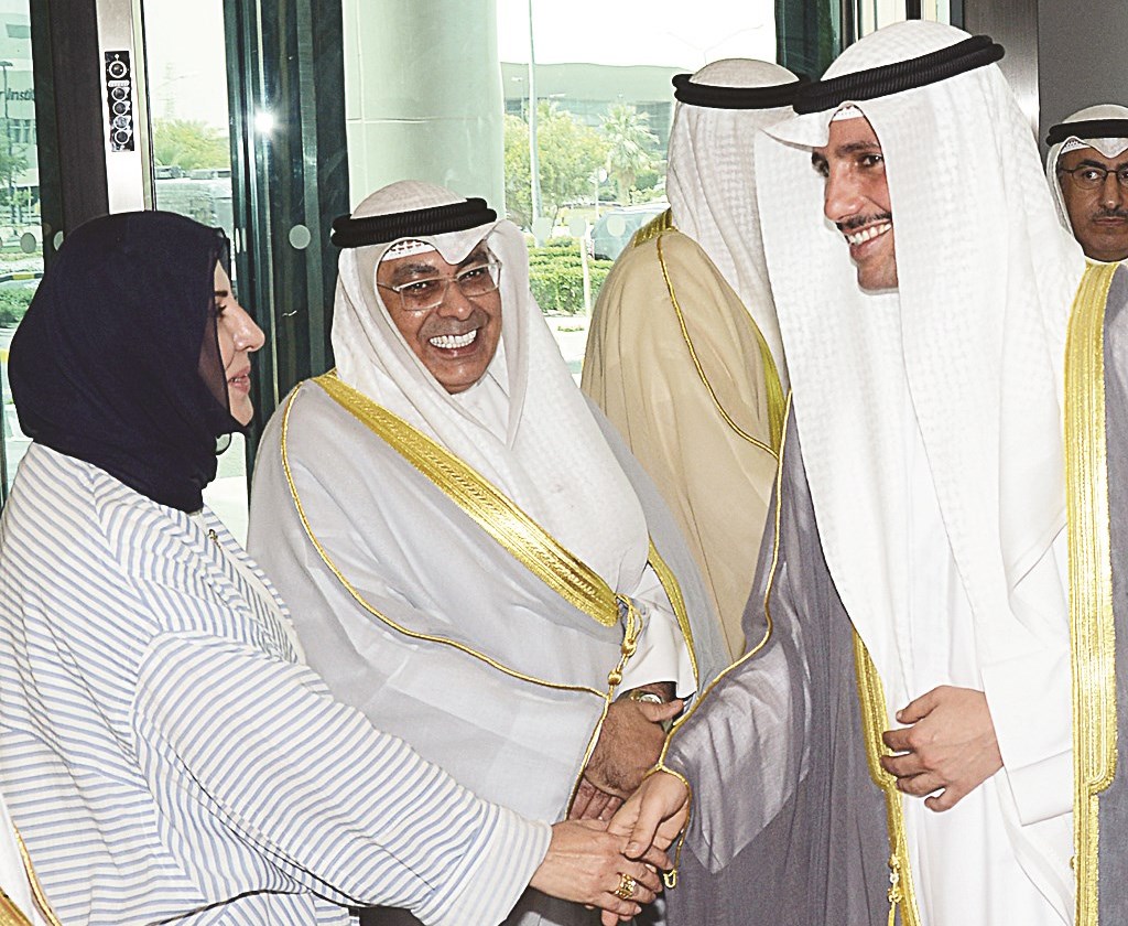 الغانم مصافحاً القيادات التربوية