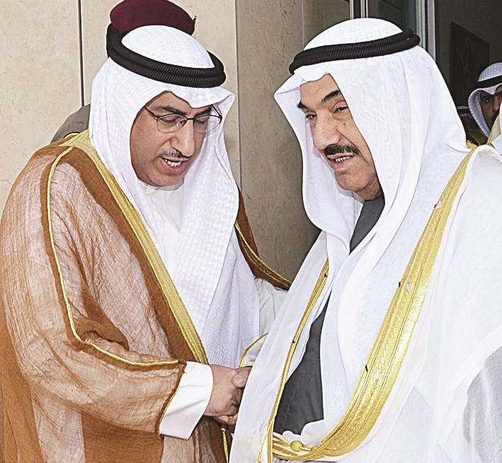 ناصر المحمد مصافحاً وزير التربية