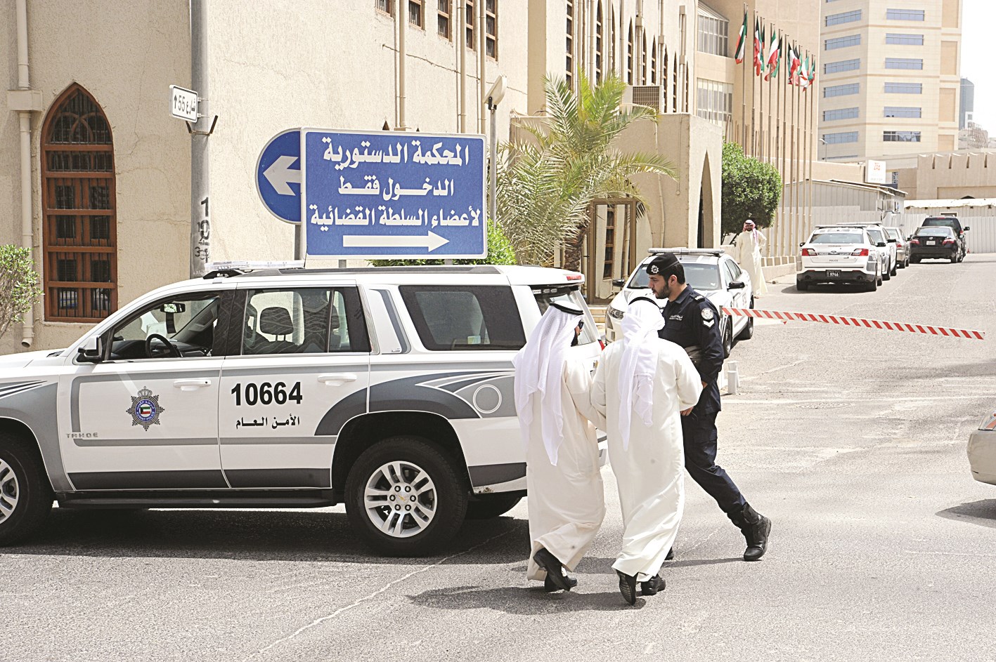 u0627u0644u0645u062du0643u0645u0629 u0627u0644u062fu0633u062au0648u0631u064au0629 u0643u0627u0646u062a u0645u062du0637 u0623u0646u0638u0627u0631 u0627u0644u062cu0645u064au0639 u0623u0645u0633 u0627u0646u062au0638u0627u0631u0627u064b u0644u0623u062du0643u0627u0645u0647u0627 u0641u064a u0627u0644u0637u0639u0648u0646 u0627u0644u0627u0646u062au062eu0627u0628u064au0629 (u062au0635u0648u064au0631 u0637u0627u0631u0642 u0639u0632u0627u0644u062fu064au0646)