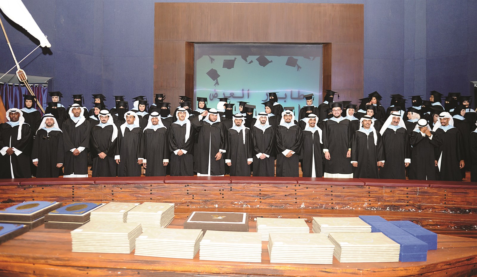 الخريجون والخريجات في لقطة تذكارية