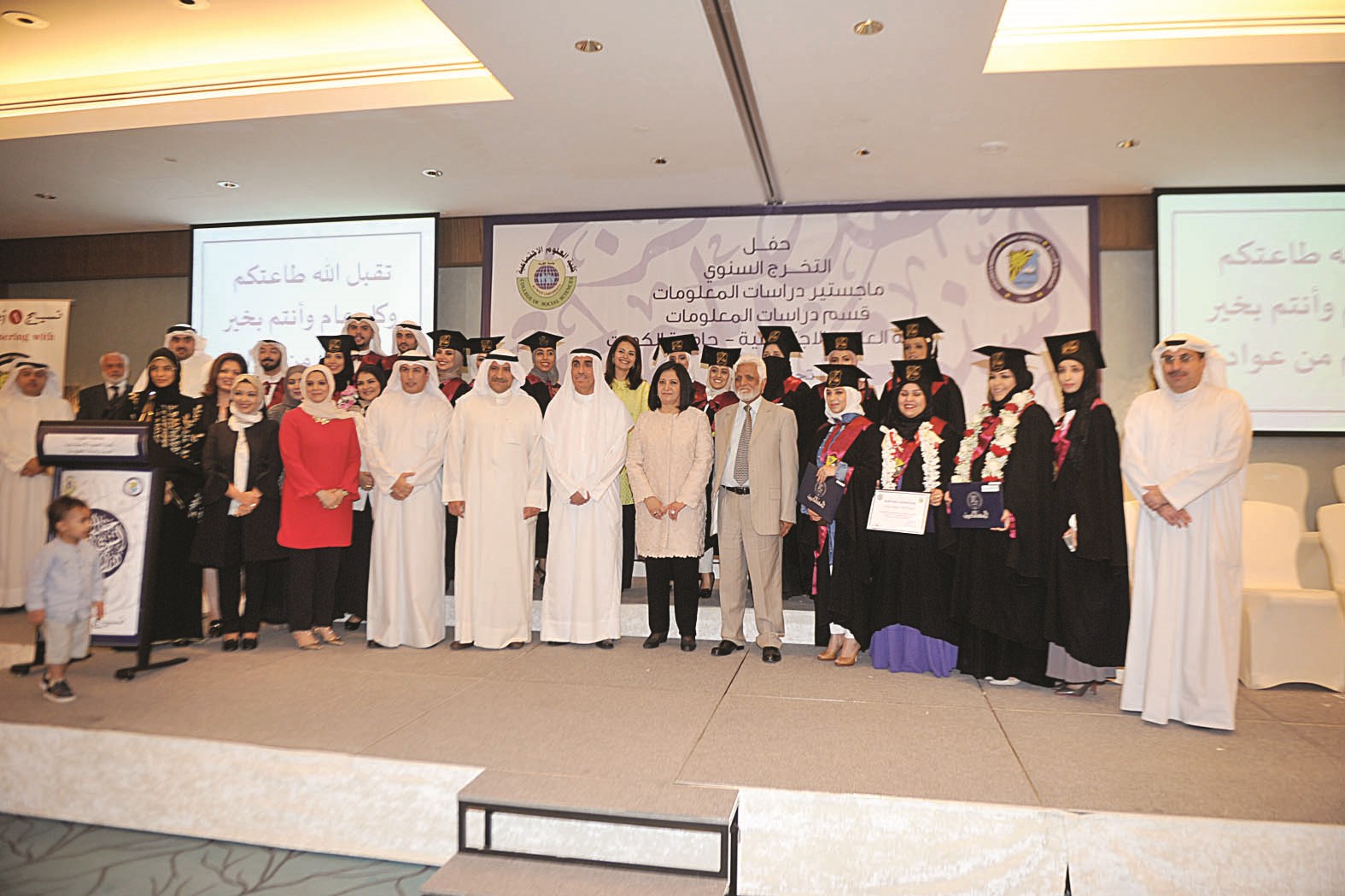 u0627u0644u062eu0631u064au062cu0648u0646 u0641u064a u0644u0642u0637u0629 u062cu0627u0645u0639u0629 u0645u0639 u0642u064au0627u062fu0627u062a u0627u0644u062cu0627u0645u0639u0629 (u062au0635u0648u064au0631 u0646u0648u0631 u0647u0646u062fu0627u0648u064a)