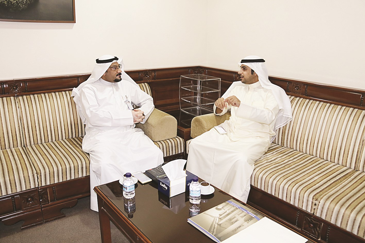 العجمي يتحدث للزميل ناصر الفرحان (تصوير أسعد عبدالله)