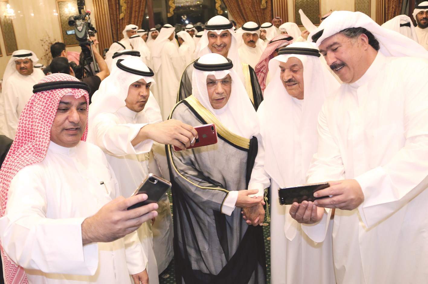 «سيلفي» مع الجراح وبدا خلفه السفير مجدي الظفيري