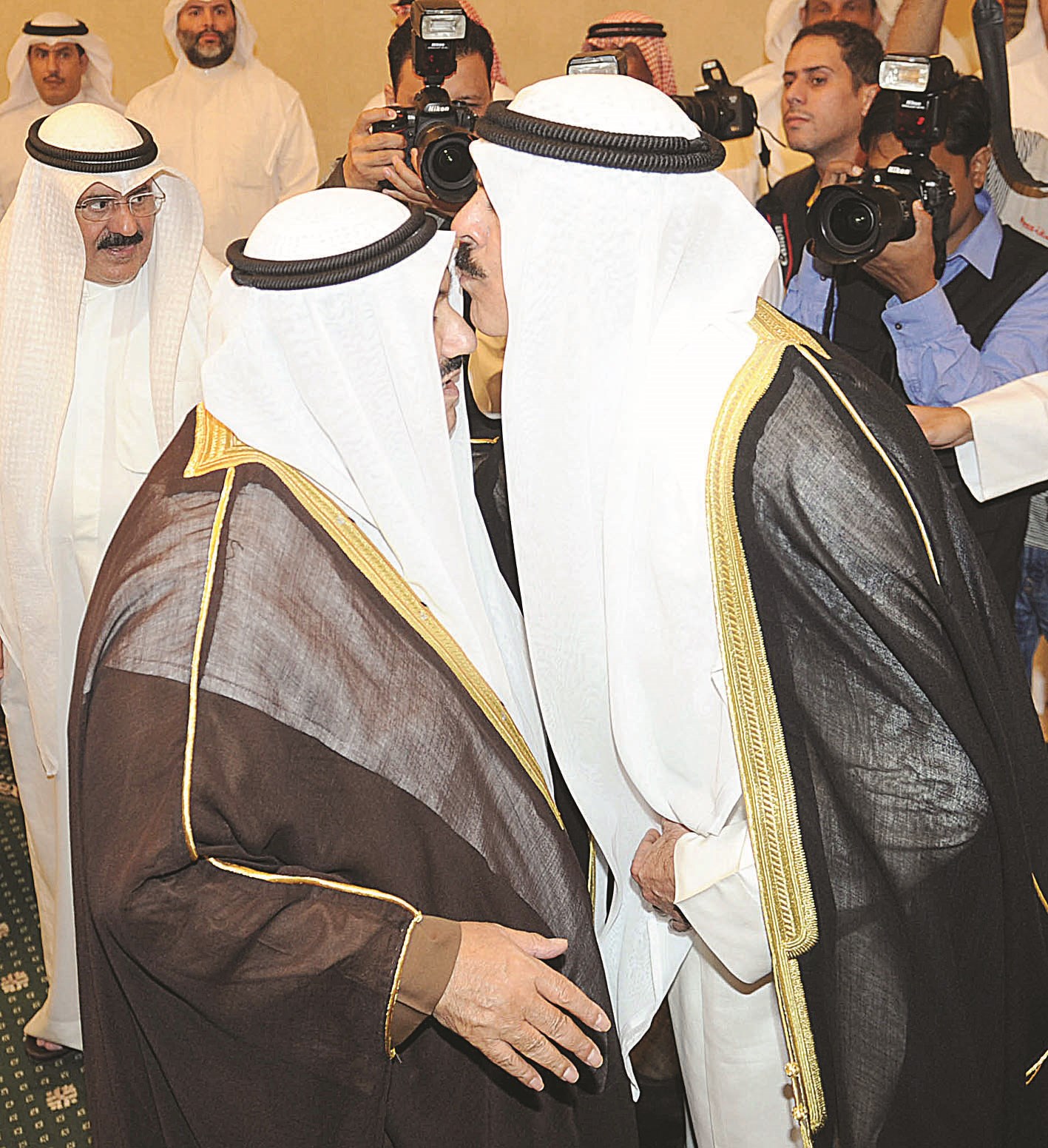 قبلة من الخالد على جبين ناصر المحمد