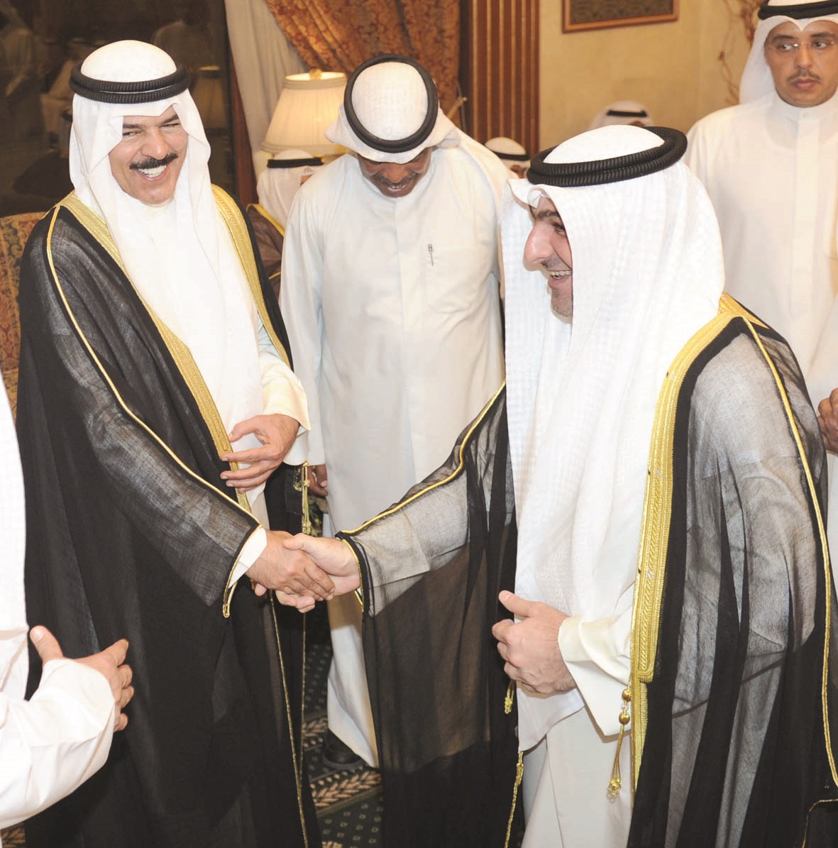 أبل يقدم التهنئة