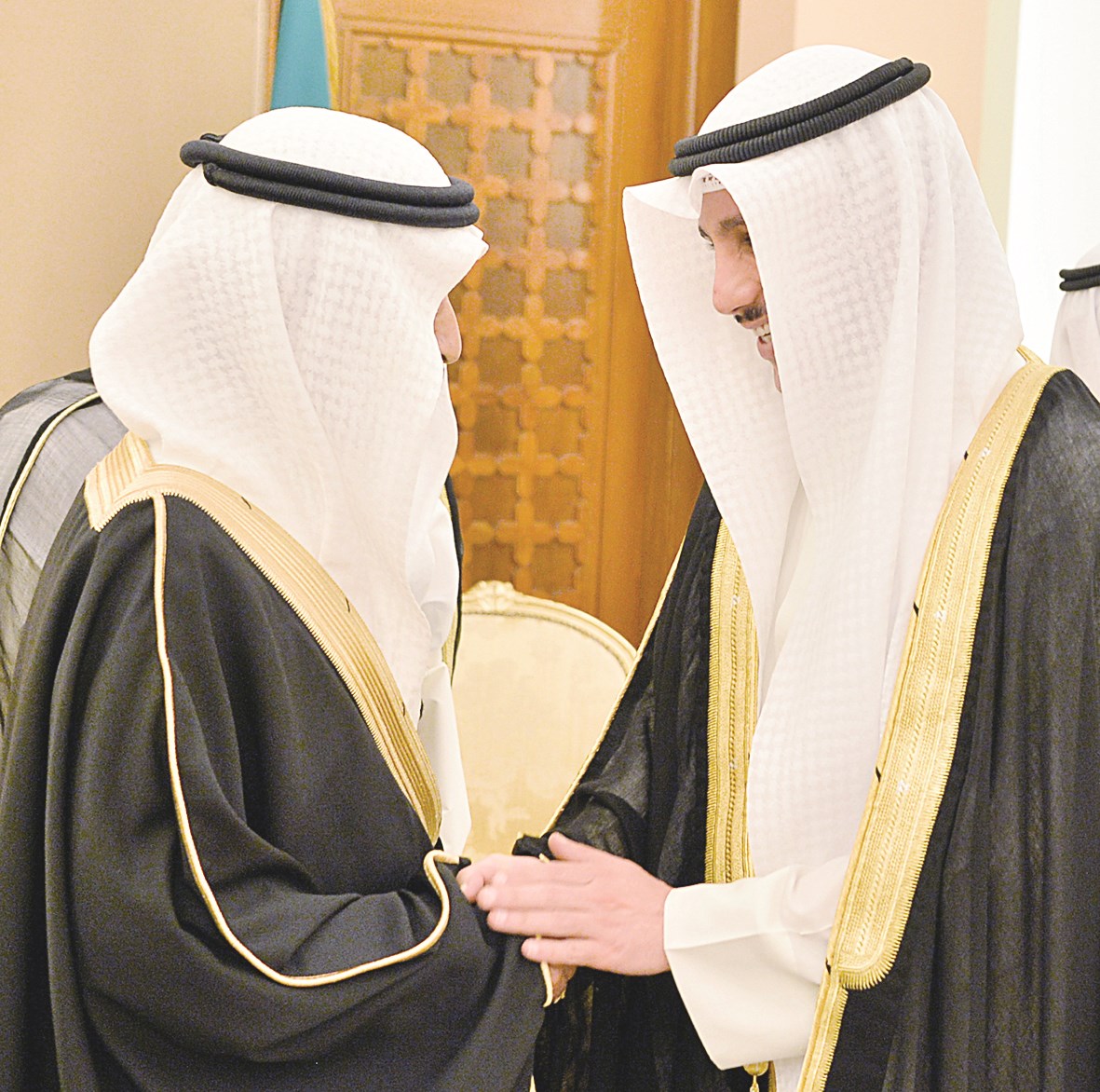 مرزوق الغانم مصافحا خليفة بن سلمان