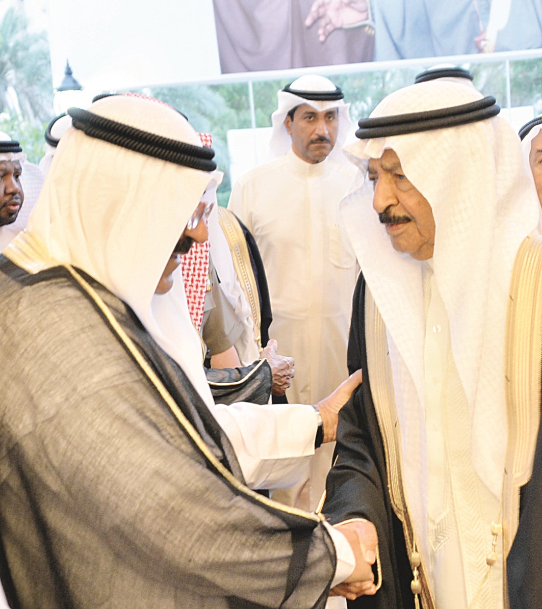 مشعل الأحمد مصافحاً خليفة بن سلمان