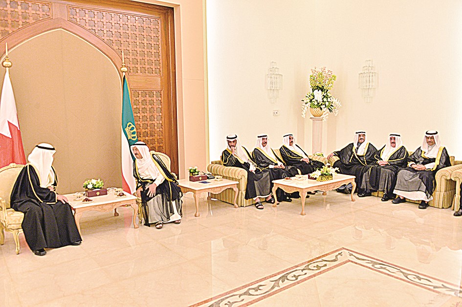 سمو الأمير مستقبلاً خليفة بن سلمان بحضور مرزوق الغانم وجابر العبدالله وفيصل السعود ومشعل الأحمد وناصر المحمد وجابر المبارك