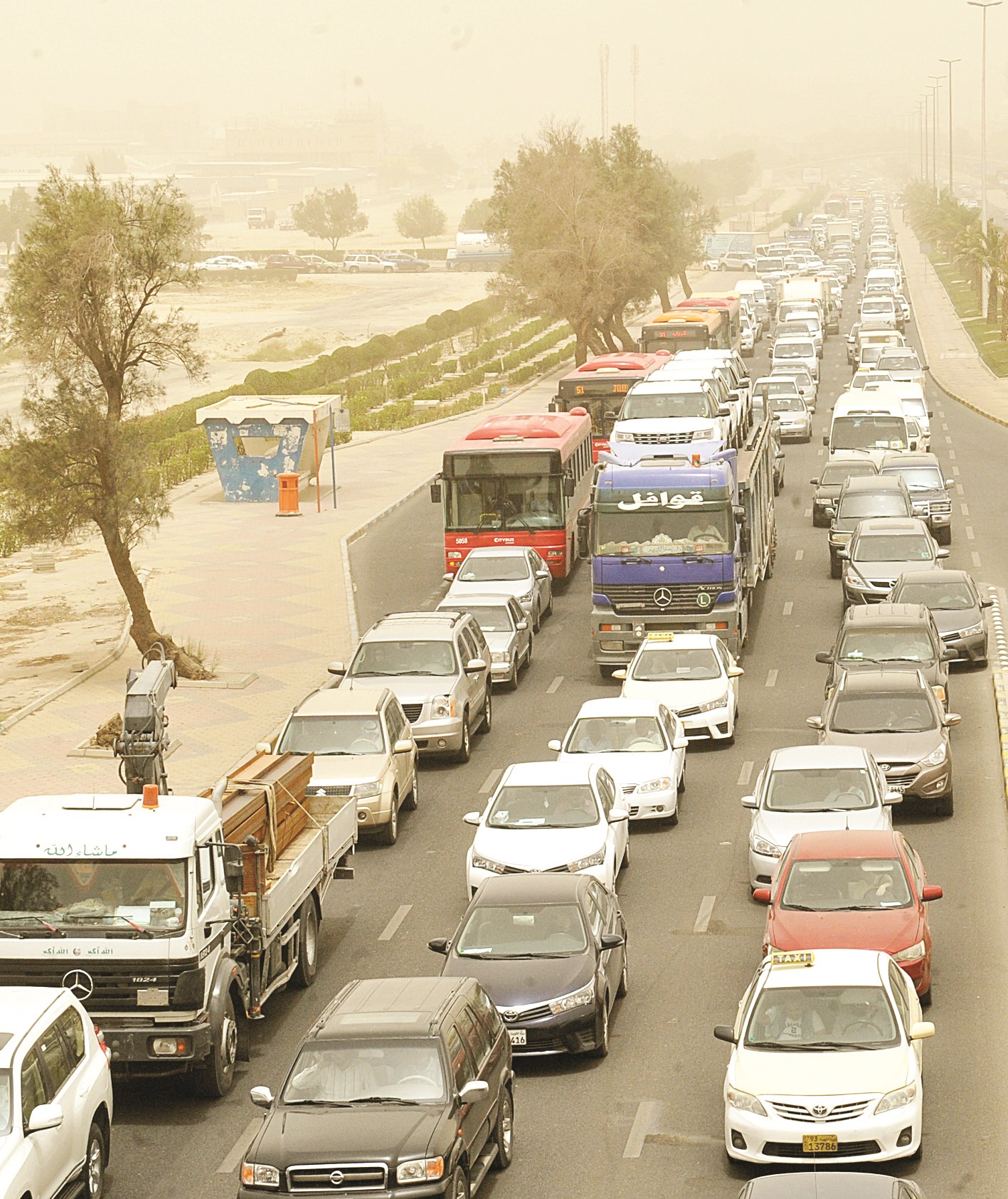 u0632u062du0627u0645 u0648u063au0628u0627u0631 u0639u0644u0649 u0627u0644u0637u0631u0642u0627u062a    (u062au0635u0648u064au0631 u0637u0627u0631u0642 u0639u0632u0627u0644u062fu064au0646)